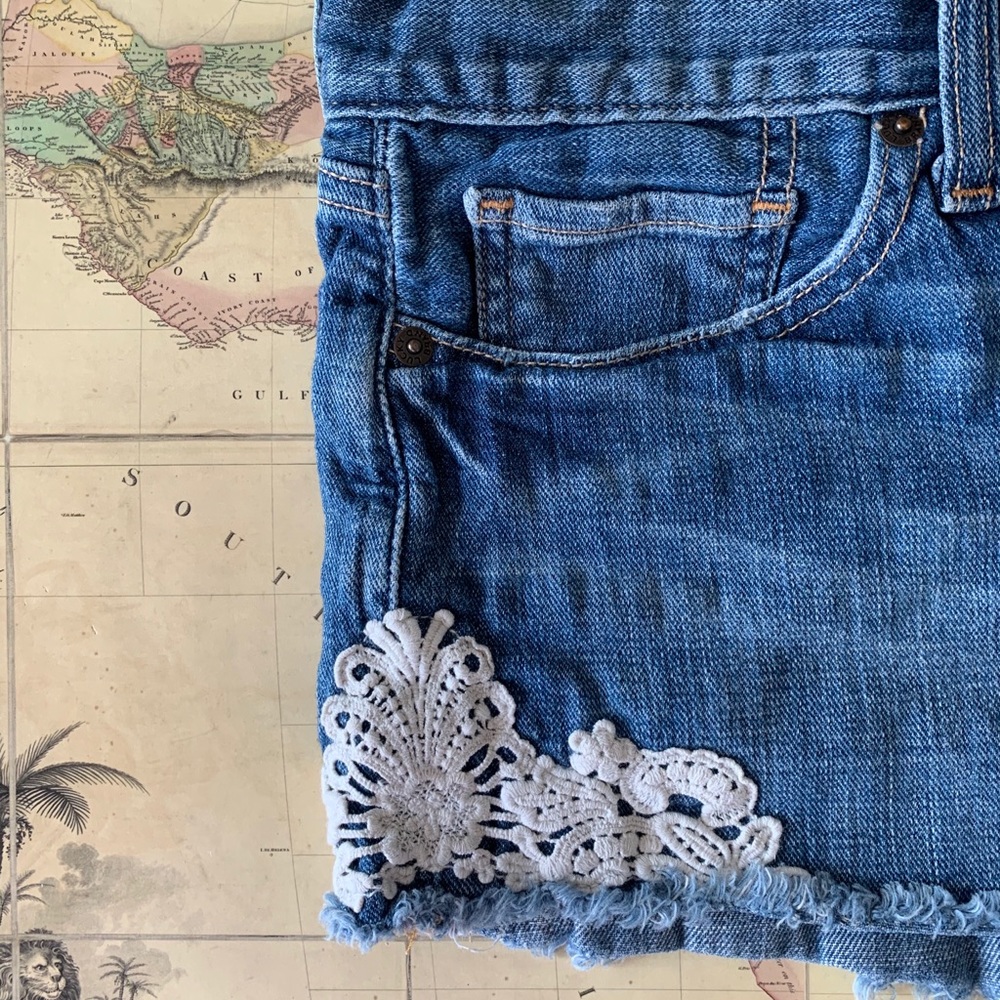 Lucky Riley lace panel cut off denim shorts  0 25